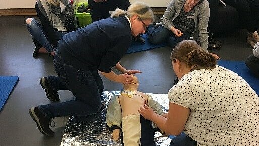 Das Familienbüro bot im Dezember 2017 einen "Erste-Hilfe-Kurs am Kind" an. Praktische Übungen inklusive. Foto: Familienbüro der OTH Regensburg