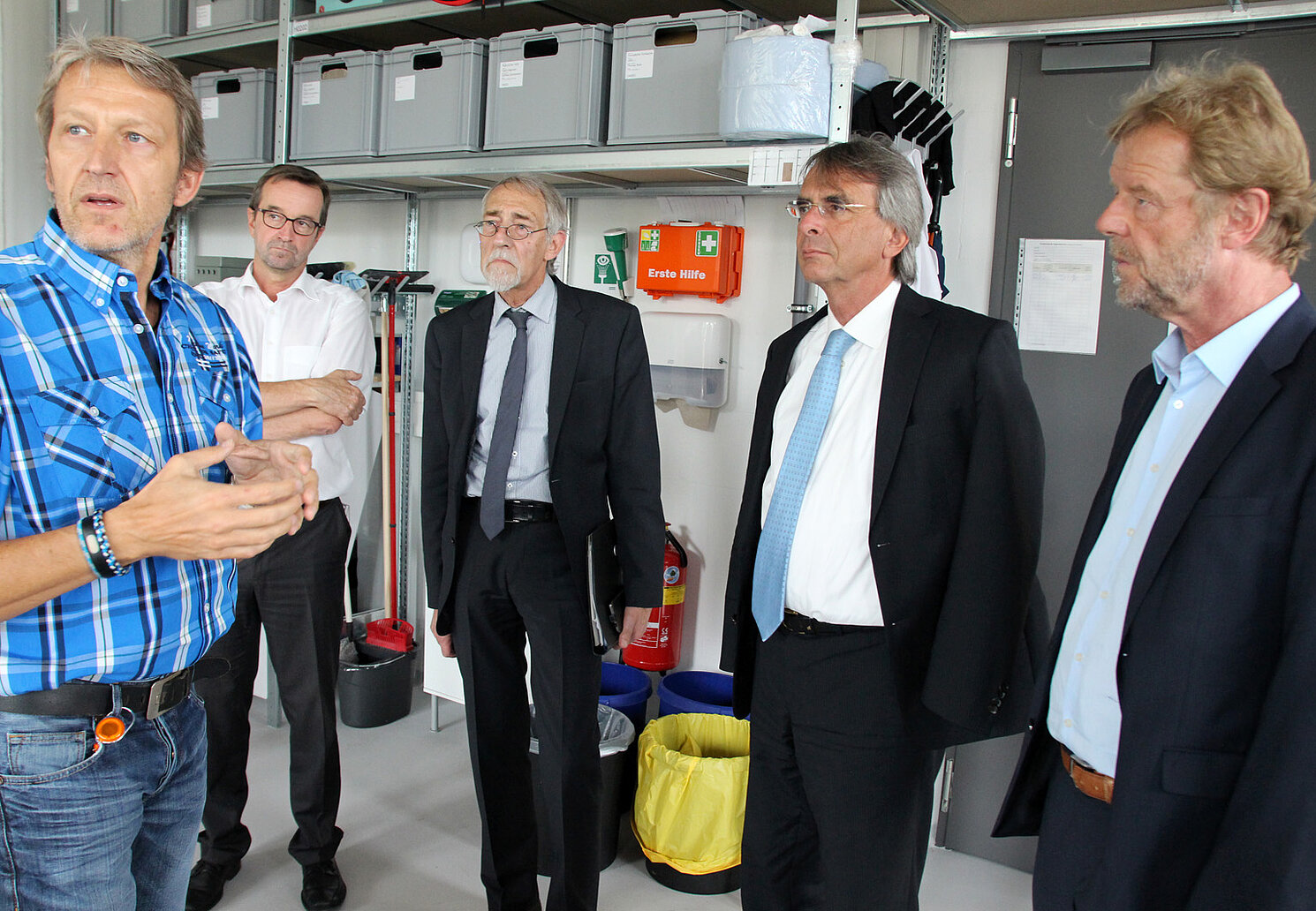 (von links) Prof. Dr. Rudolf Bierl, OTH Regensburg, Leiter des Sensorik-ApplikationsZentrums, Peter Endres, Kanzler der OTH Regensburg, Hans Weber, Leiter des Bereichs Planung und Bau an der Regierung der Oberpfalz, Axel Bartelt, Regierungspräsident der 