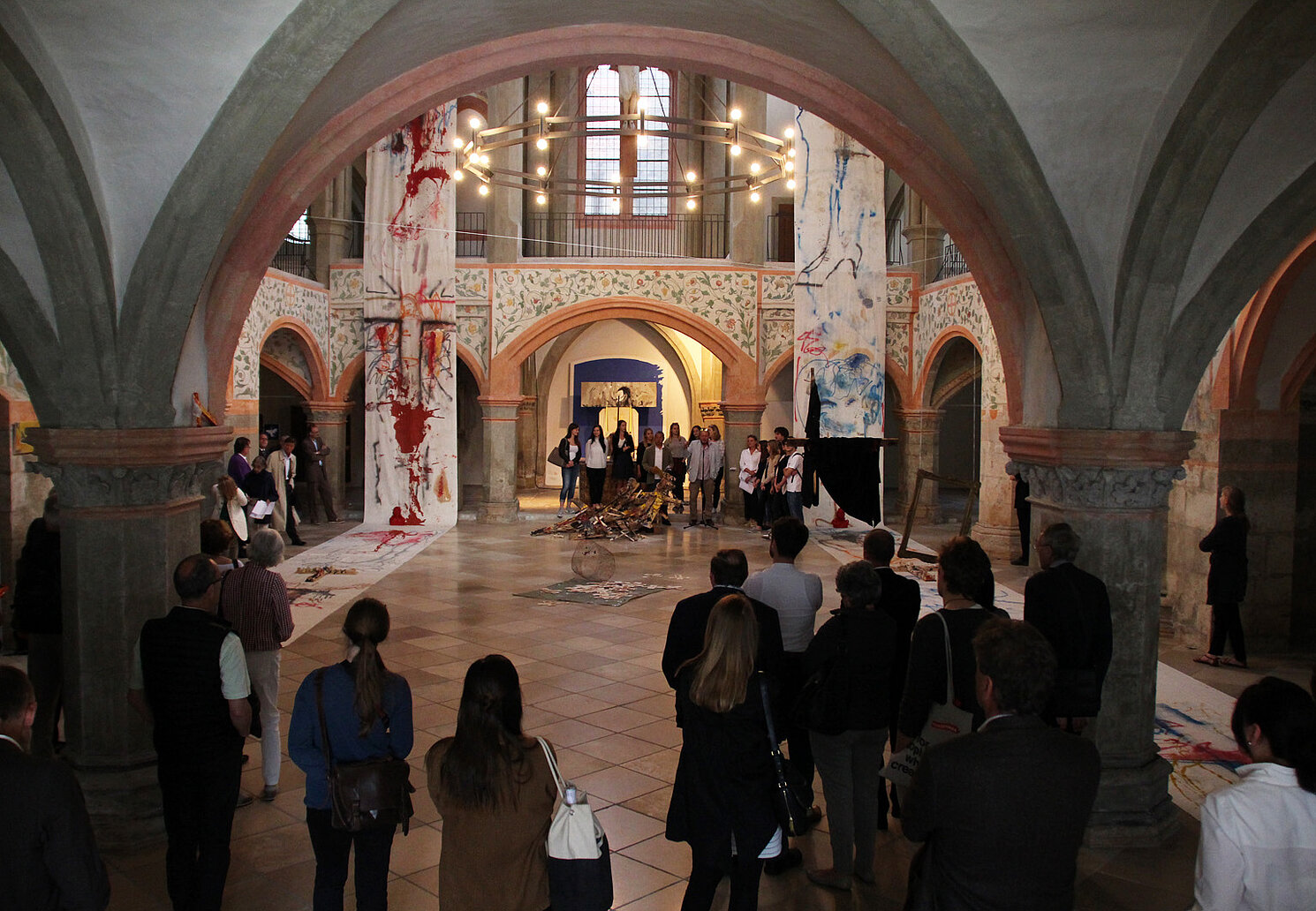 Die Arbeiten werden im Zentralraum von St. Ulrich am Dom zu einem Gesamtkunstwerk. 