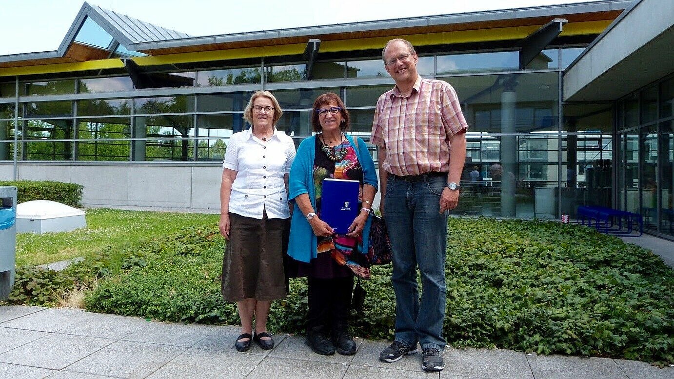 Von links: Prof. Dr. Irmgard Schroll-Decker, Gastreferentin Prof. Dr. Sophie Diamandi aus Australien und Vizepräsident Prof. Dr. Thomas Fuhrmann vor der OTH Regensburg.