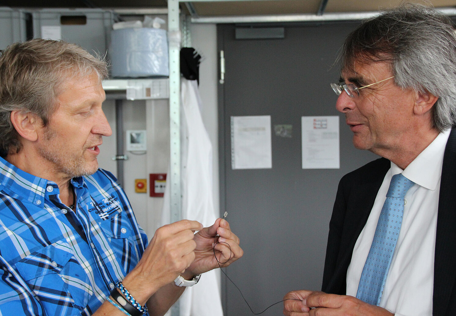Prof. Dr. Rudolf Bierl, OTH Regensburg (links) und Axel Bartelt, Regierungspräsident der Regierung Oberpfalz. 