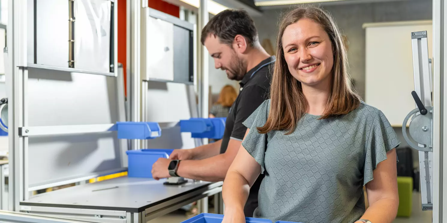 Studierende arbeiten im LeanLab an einer Fertigungsstrecke. 