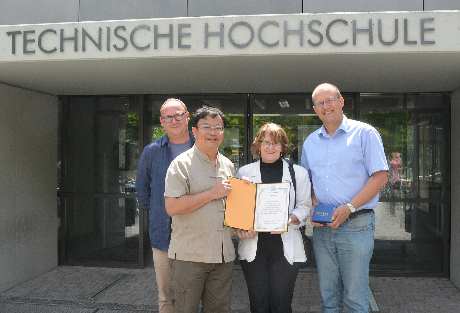 Überreichung der Urkunde 