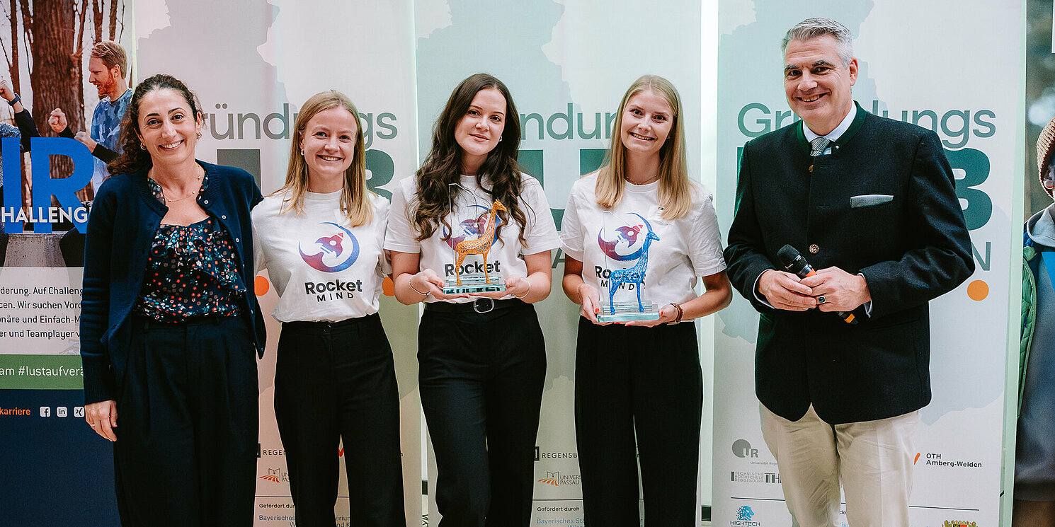 Das Gründerinnenteam von RocketMind überzeugte im Pitch-Wettbewerb und holte den ersten Platz im Jury- und im Publikumsvoting. Foto: OTH Regensburg/Fabian Baumgartner