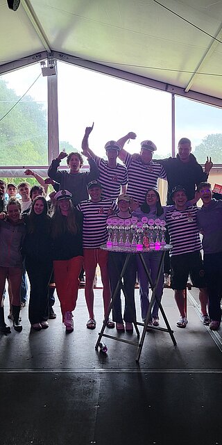 Betonkanu-Team der OTH Regensburg mit Pokal