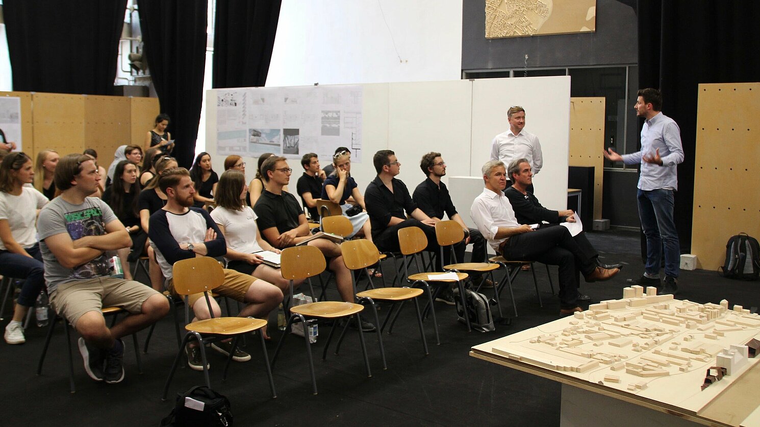 Bei der Präsentation der Entwürfe in der Halle A an der Fakultät Architektur der OTH Regensburg.