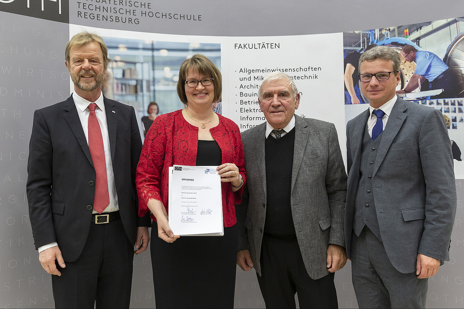 Von links: Präsident Prof. Dr. Wolfang Baier, Preisträgerin Prof. Dr. Birgit Rösel, Gert Wölfel und der Bayerische Wissenschaftsminister Bernd Sibler.