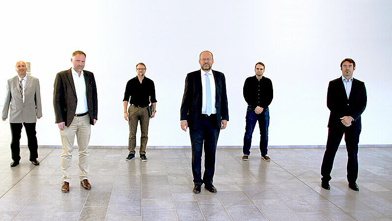 Bundestagsabgeordneter Peter Aumer (2.v.l.) zu Besuch an der Fakultät Informatik und Mathematik, wo er von Prof. Dr. Jürgen Mottok, Dekan Prof. Dr. Christoph Skornia, Vizepräsident Prof. Dr. Thomas Fuhrmann, Mitarbeiter Christian Weber und RCAI-Leiter Prof. Dr. Wolfgang Mauerer empfangen wurde.