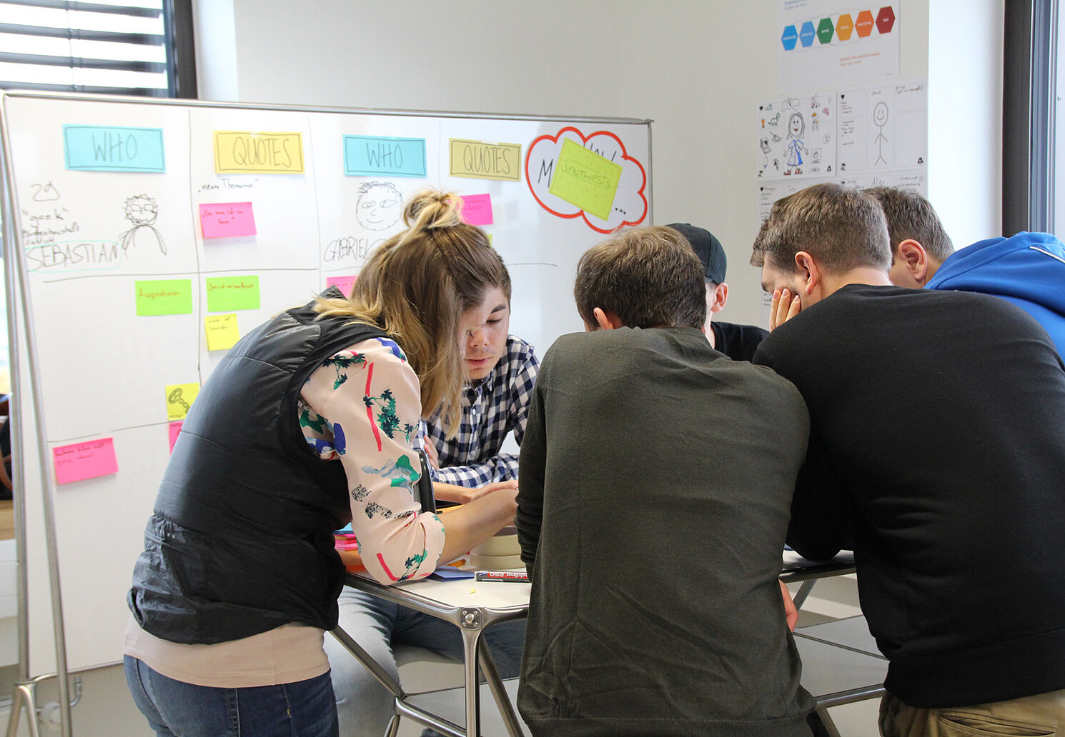 Tüftelten an neuen Ideen nach dem Konzept des Design Thinking: Informatikstudierende des 5. und 6. Semesters im Innovation Lab. Foto: OTH Regensburg/Feuerer