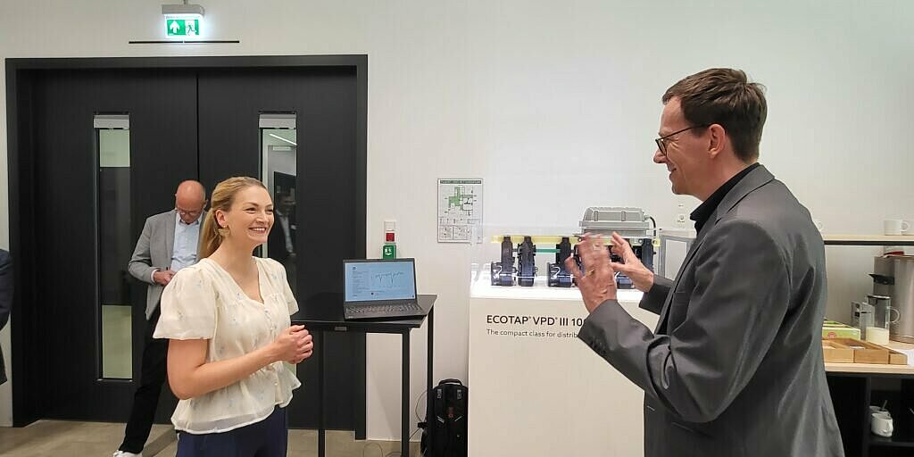 Andreas Dreger stellt Digitalministerin Judith Gerlach das System zur Anomalieerkennung bei Laststufenschaltern der Maschinenfabrik Reinhausen vor. Foto: Nicole Höß/OTH Regensburg