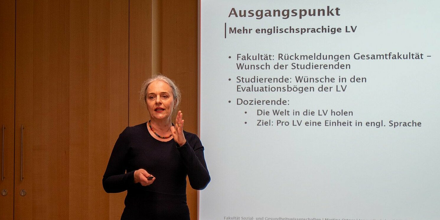 Prof. Dr. Martina Ortner informiert die Teilnehmenden über das Thema „Migration im internationalen Diskurs“. Foto: Claudia Villalobos/OTH Regensburg