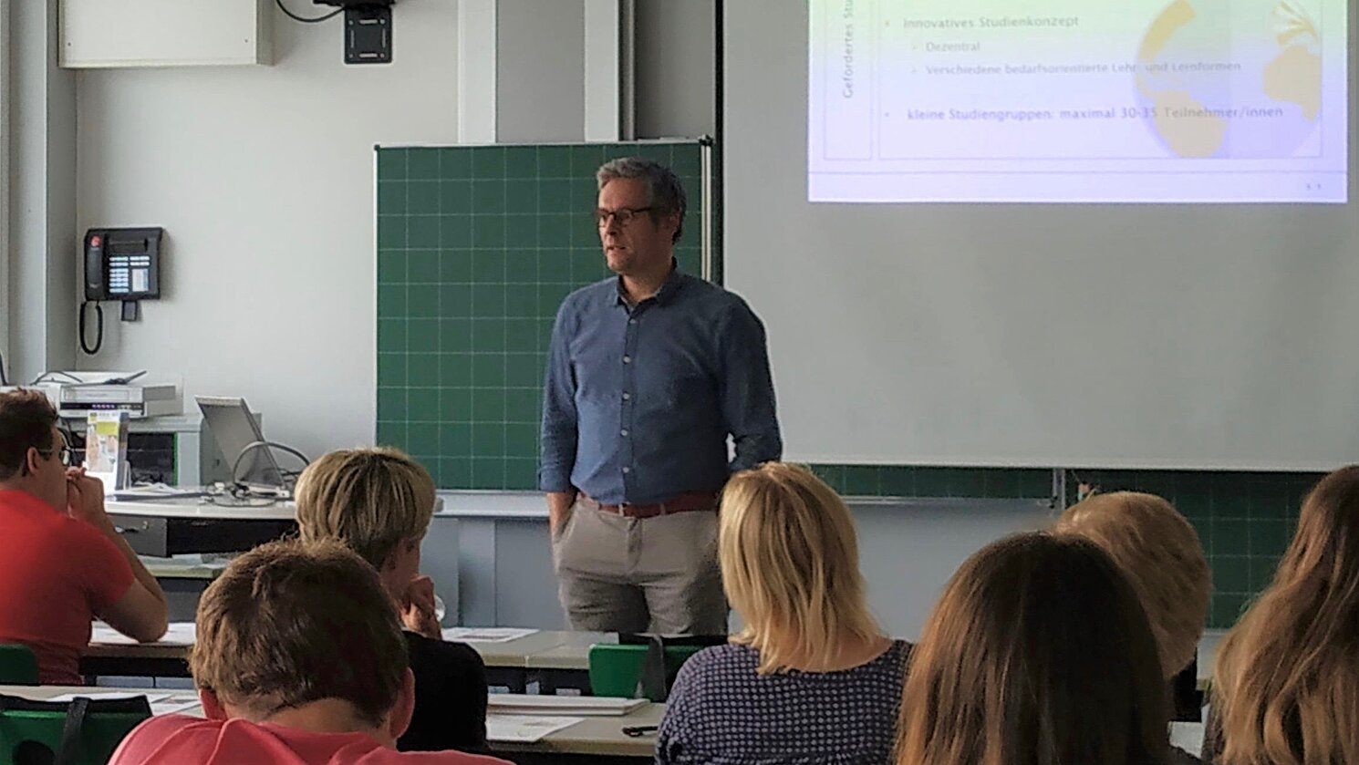 Studiengangleiter Prof. Dr. Nicolas Schöpf beim Infoabend des berufsbegleitenden Bachelors Soziale Arbeit an der OTH Regensburg.