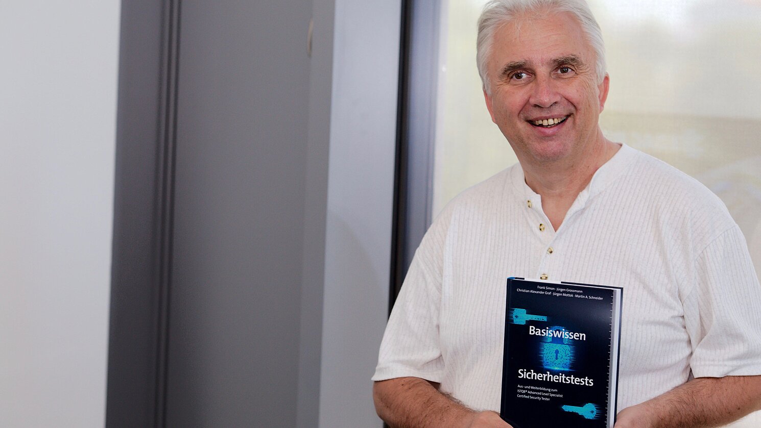 Prof. Dr. Jürgen Mottok vom Laboratory for Safe and Secure Systems an der OTH Regensburg stellt die Neuerscheinung „Basiswissen Sicherheitstest“ vor – ein Buch, an dem er als einer von fünf Autoren mitwirkte.