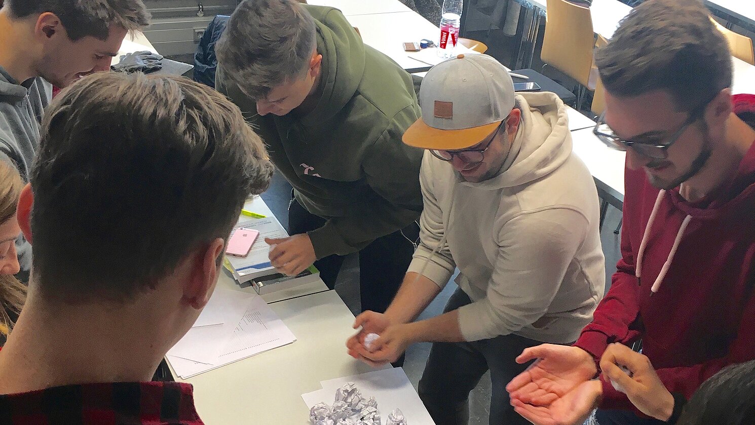Spielerisch lernen mit dem „Ballpoint Game“. Dabei konnten die Studierenden im Rahmen des Gastvortrags an der OTH Regensburg den Ablauf agiler Organisationsprozesse selbst erleben. 