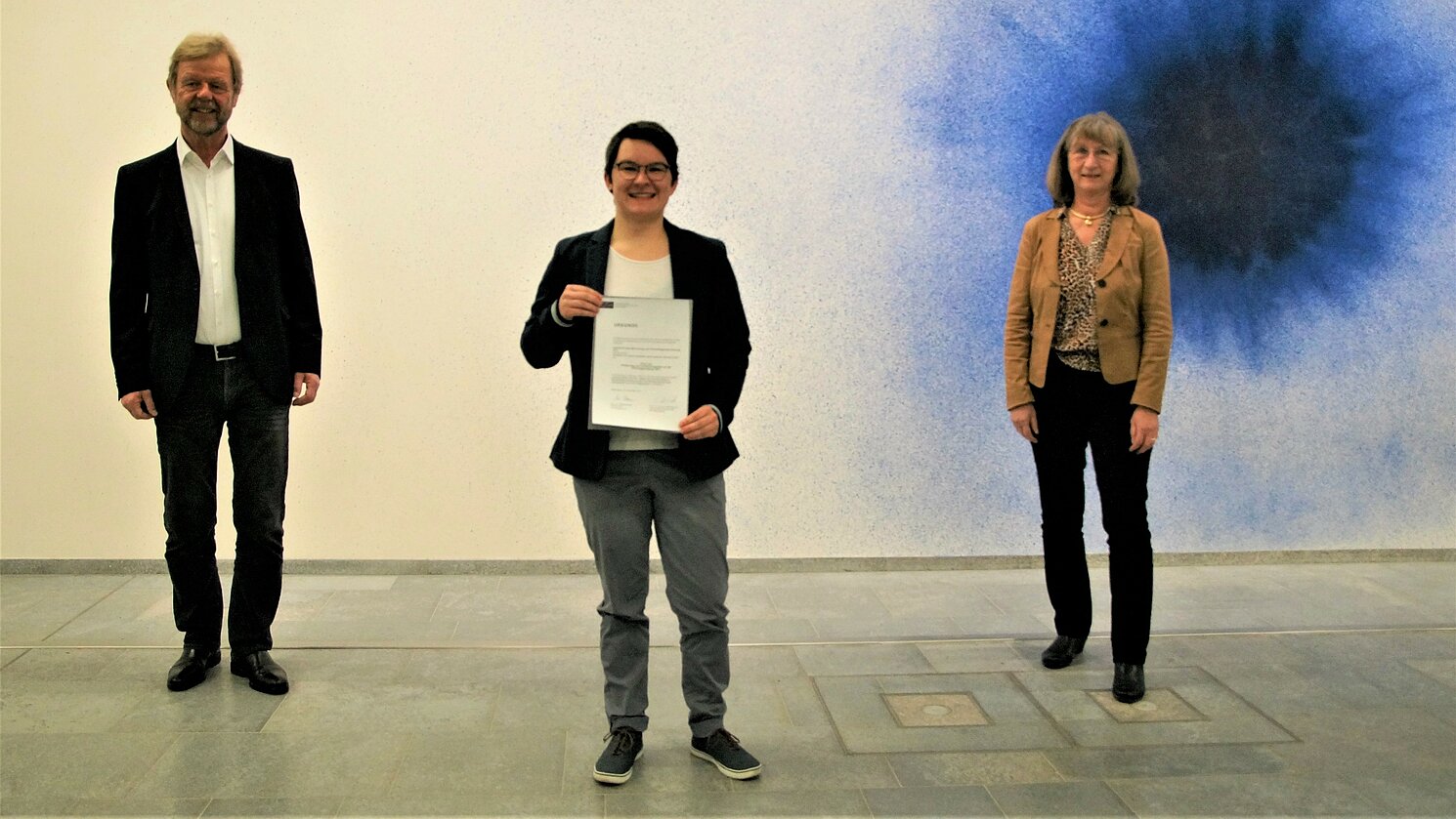 Anna Scharf, eine der Preisträgerinnen des Preises zur „Förderung von Genderprojekten an der OTH Regensburg“ (Mitte), mit Präsident Prof. Dr. Wolfgang Baier (links) und der Hochschulfrauenbeauftragten Prof. Dr. Christine Süß-Gebhard (rechts).