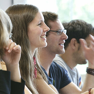 Studierende sitzen in einem Hörsaal.