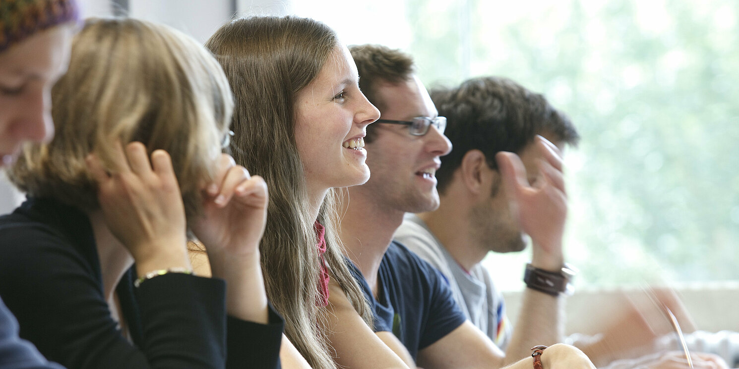 Studierende sitzen in einem Hörsaal.