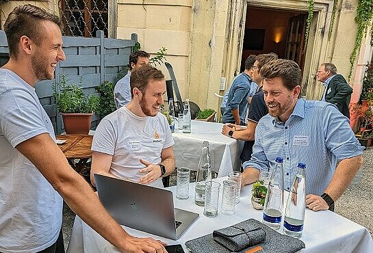 Das Gründerteam PtySpark UG im Gespräch mit Dr. Michael Deubzer Foto: Daniela Maier