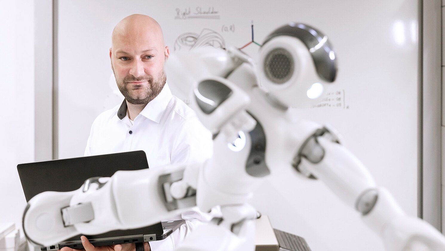 Seit dem Wintersemester 2019/2020 lehrt Dirk Sindersberger im Masterstudiengang Digital Entrepreneurship. Seit dem Wintersemester 2019/2020 lehrt Dirk Sindersberger im Masterstudiengang Digital Entrepreneurship.