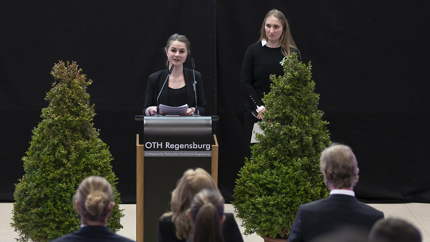 Regina Griesbeck (li.) und Elisabeth Hockemeyer von der Studierendenvertretung lobten die vertrauensvolle Zusammenarbeit mit der Hochschulleitung.