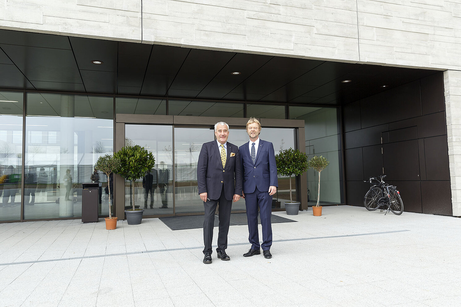 Vor dem neuen Gebäude der Fakultät Informatik und Mathematik am Campus am Galgenberg: (von links) Dr. Ludwig Spaenle, MdL, Bayerischer Staatsminister für Bildung und Kultus, Wissenschaft und Kunst, und Prof. Dr. Wolfgang Baier, Präsident der OTH Regen