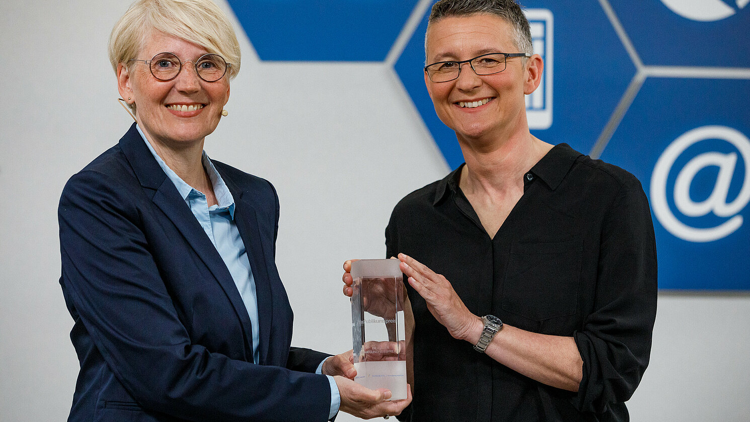 Prof. Dr. Norina Lauer (li.) und Prof. Dr. Sabine Corsten freuen sich über den Publikumspreis beim Digitalen Gesundheitspreis 2022.