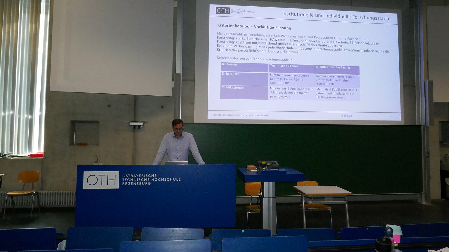Auch das geplante Promotionsrecht für forschungsstarke Hochschulen für Angewandte Wissenschaften war natürlich ein Thema im Vortrag des Wissenschaftlichen Leiters des IAFW, Prof. Dr. Oliver Steffens. Foto: Ludwig Langwieder