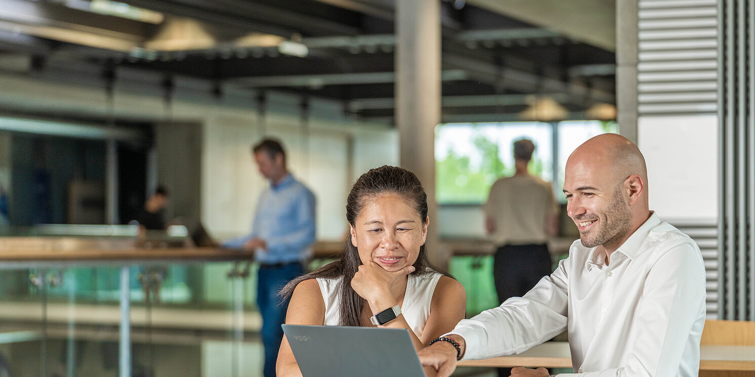 Study Master of Business Administration – General Management part-time Zwei Studierende lernen gemeinsam an einem Tisch sitzend.