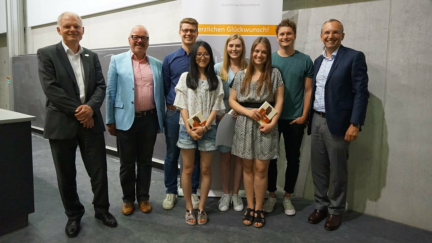 Erlus-Vorstand Peter Hoffmann, Erlus-Entwicklungschef Dr. Alexander Stoll, die OTH-Studierenden der Fakultät Architektur Paul Kopp, Jieyu Xiong, Melanie Meier, Irina Fritzler und Alexander Thumann sowie Guido Hörer, zuständig für Marketing und Vertrieb bei der Erlus AG.