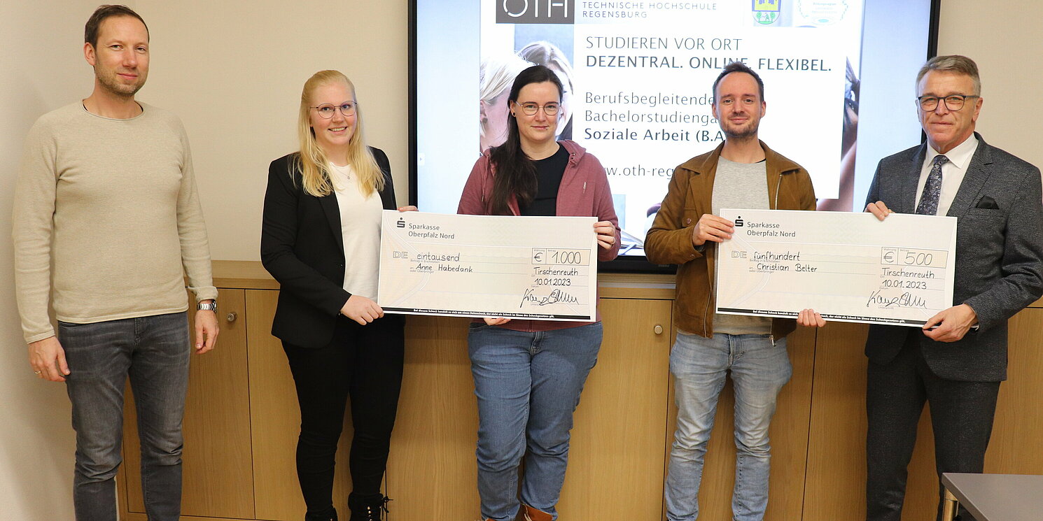 Franz Stahl (r.), Stadtkämmerer und Bildungskoordinator Harald Eckstein sowie Kämmerei-Mitarbeiterin Eva Kastl (v. l.) gratulierten Anne Habendank (M.) und Christian Belter (2.v.r.) herzlich zur Verleihung des Förderpreises. Foto: Stadt Tirschenreuth