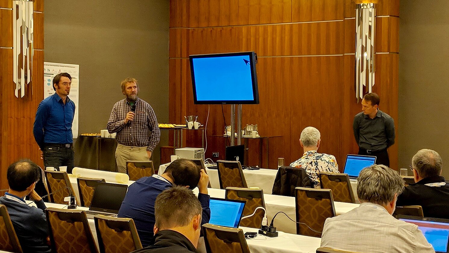 Von links: Prof. Dr. Wolfgang Mauerer (OTH Regensburg) und Prof. Nicolas McGuire (Uni Lanzhou) diskutieren auf der „Safety Critical Summit“ in Edinburgh mit dem Publikum über den Einsatz statistischer Techniken im Safety-Umfeld.