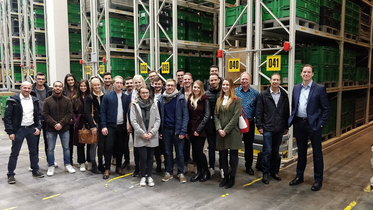 Bei einer Exkursion ins oberfränkische Selb konnten Studierende des Bachelorstudiengangs Betriebswirtschaft von der OTH Regensburg ein Traditionsunternehmen der Porzellanherstellung kennenlernen und dabei spannende Blicke hinter die Kulissen werfen.
