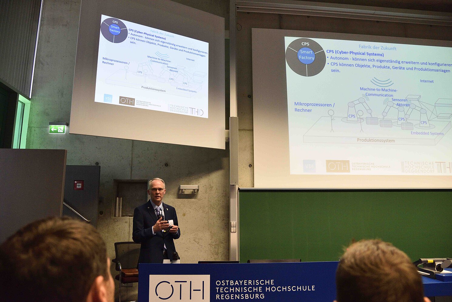 Prof. Dr. Frank Herrmann bei seinem Vortrag. Foto: OTH Regensburg