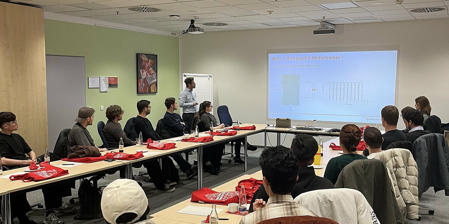 Foto: Texas Instruments Deutschland GmbH Die Teilnehmenden der Exkursion lauschen einem Vortrag