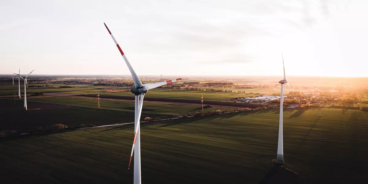 Windräder in Landschaft