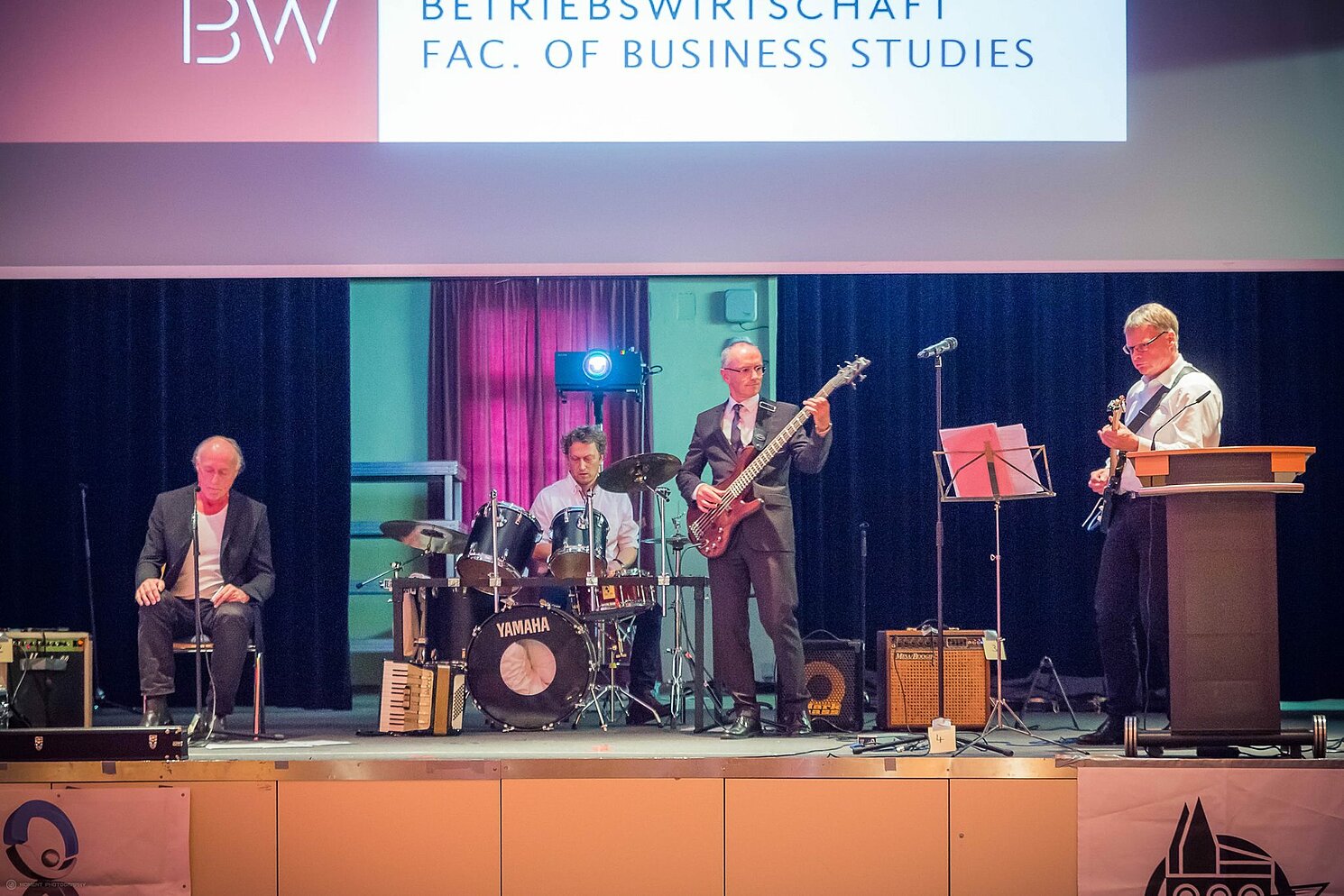 Die Professorenband sorgt für Stimmung