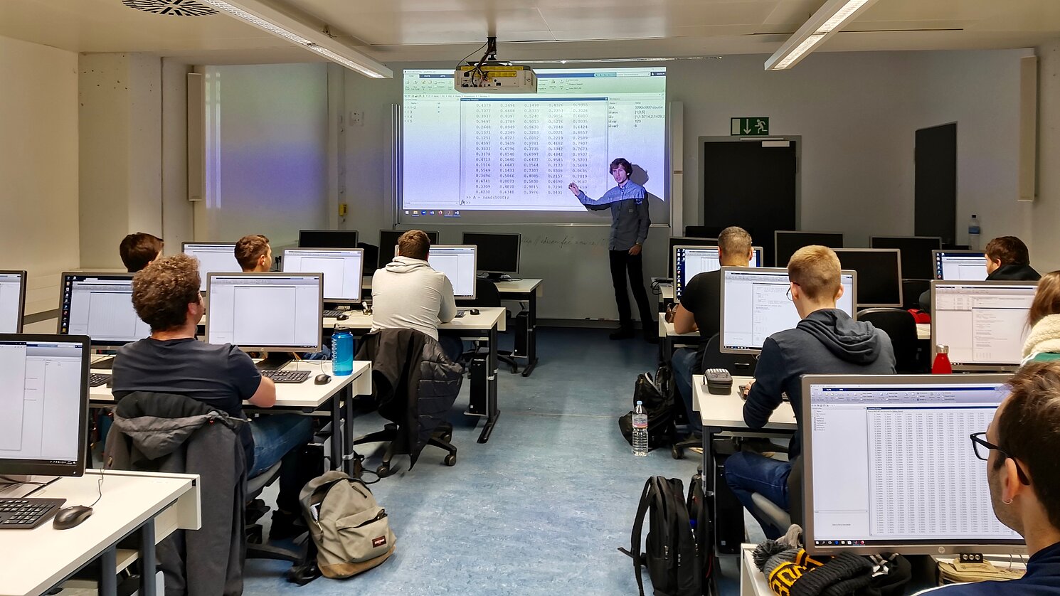 Lehrkräfte von der Westböhmischen Universität in Pilsen unterrichten an der OTH Regensburg im Rahmen der MATLAB-Kurse, die von den Studierenden nach wie vor sehr gut angenommen werden.