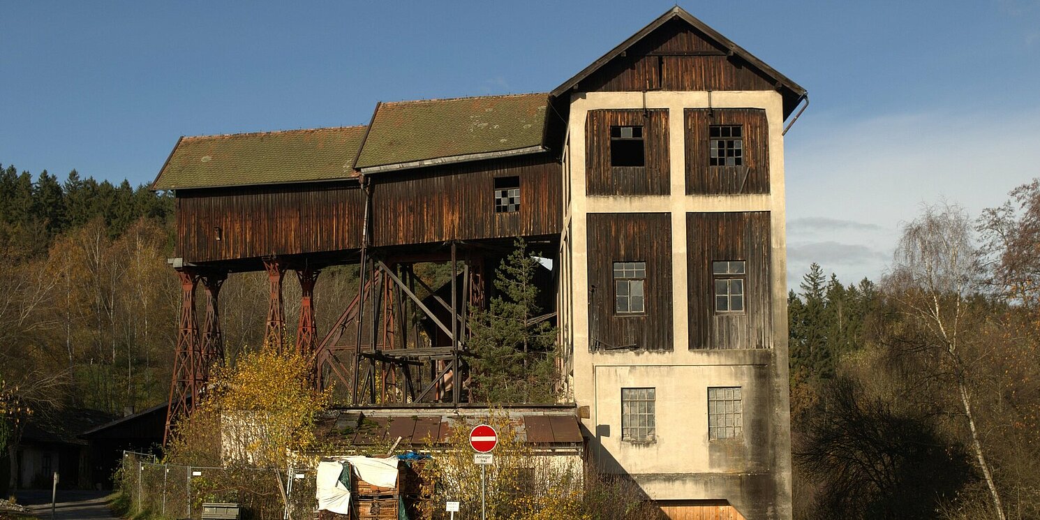 Ein verfallendes Quarzquetschwerk.