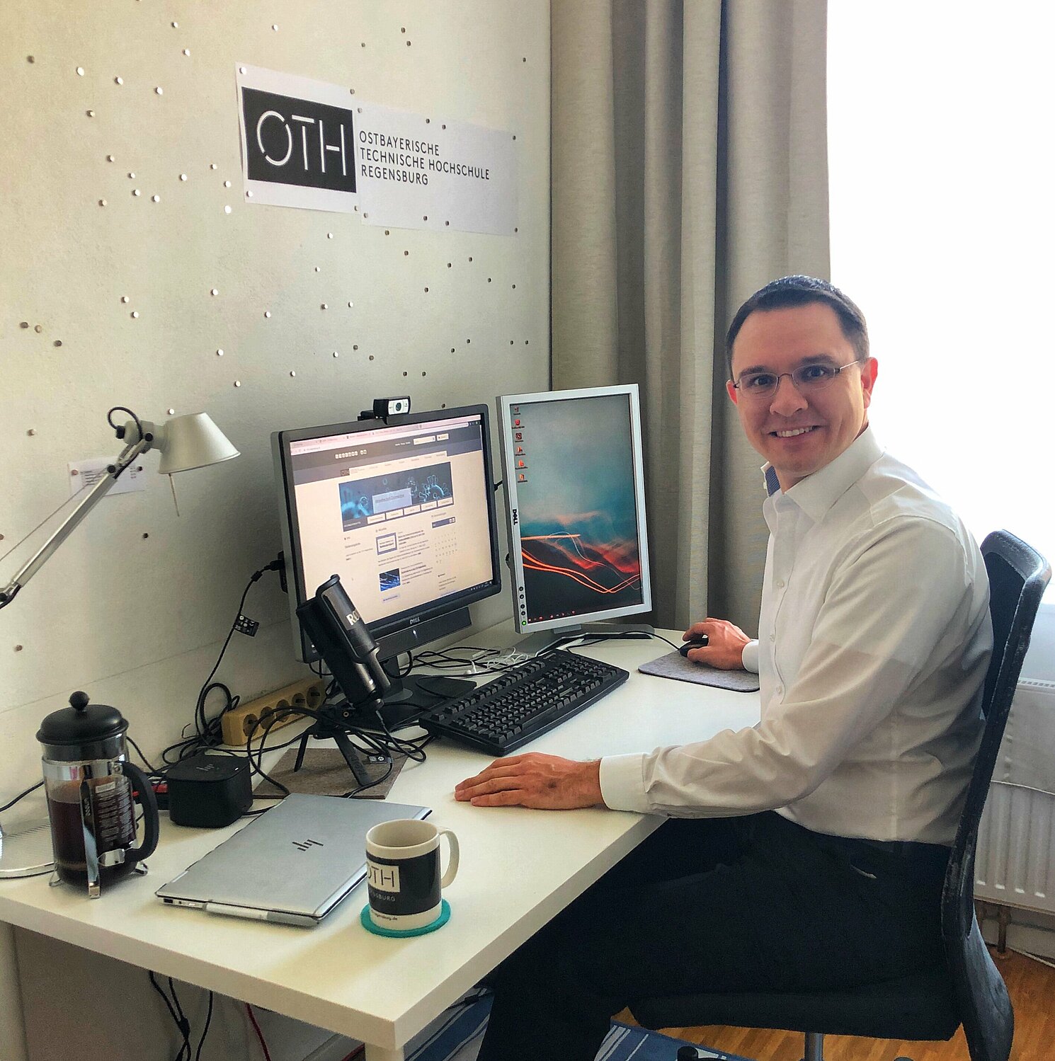 Der Studiendekan der Fakultät Informatik und Mathematik, Prof. Dr. Markus Westner, betreut derzeit viele Studierende in Videokonferenzen.