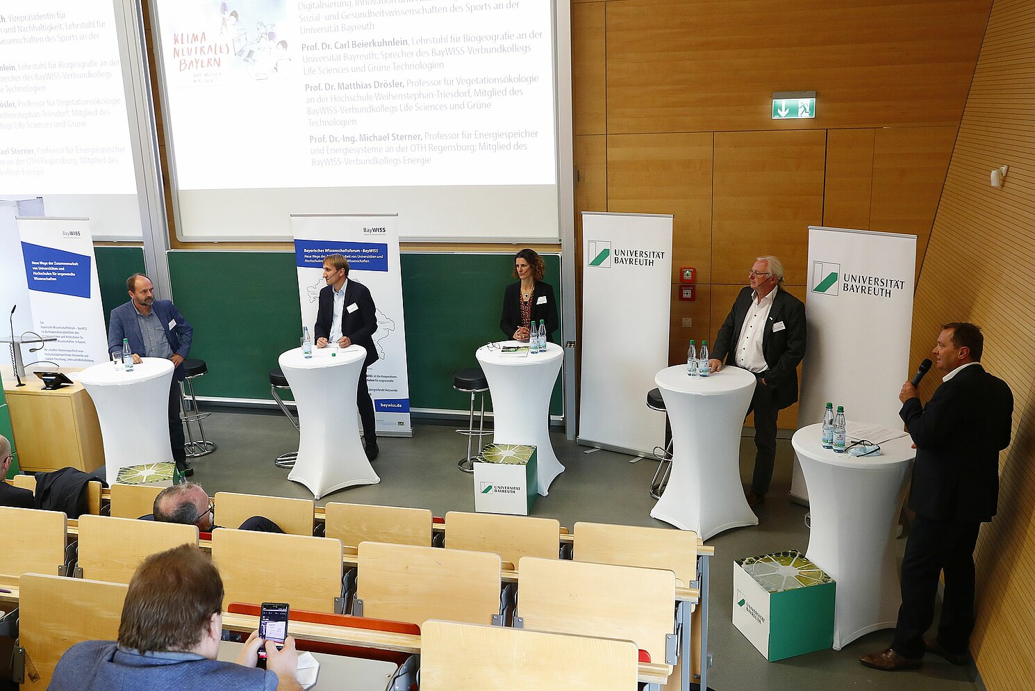Blick aufs Podium beim BayWISS-Jahreskolloquium 2021.