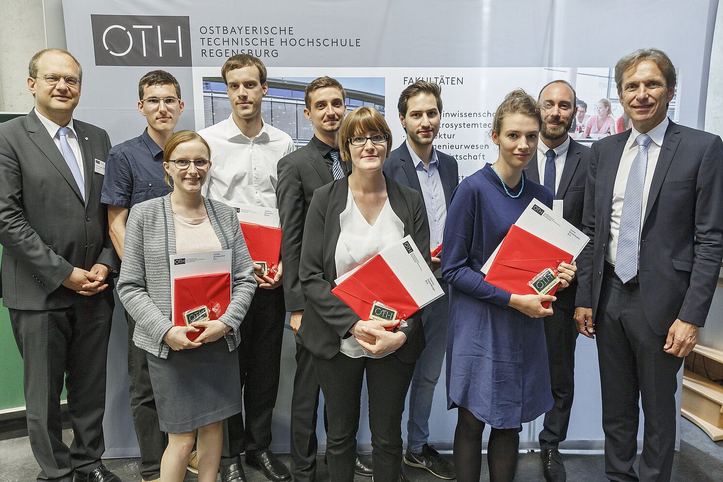 Die Preisträger: (von links) Samuel Roeslin M.Eng., Carolin Richthammer B.A., Andreas Obermeier M.Eng., Martin Mayr B.Sc., Theresa Guttenberger M.A., David Lux B.A., Jonna Breitenhuber B.A., und Clemens Birkenmaier M.Sc.