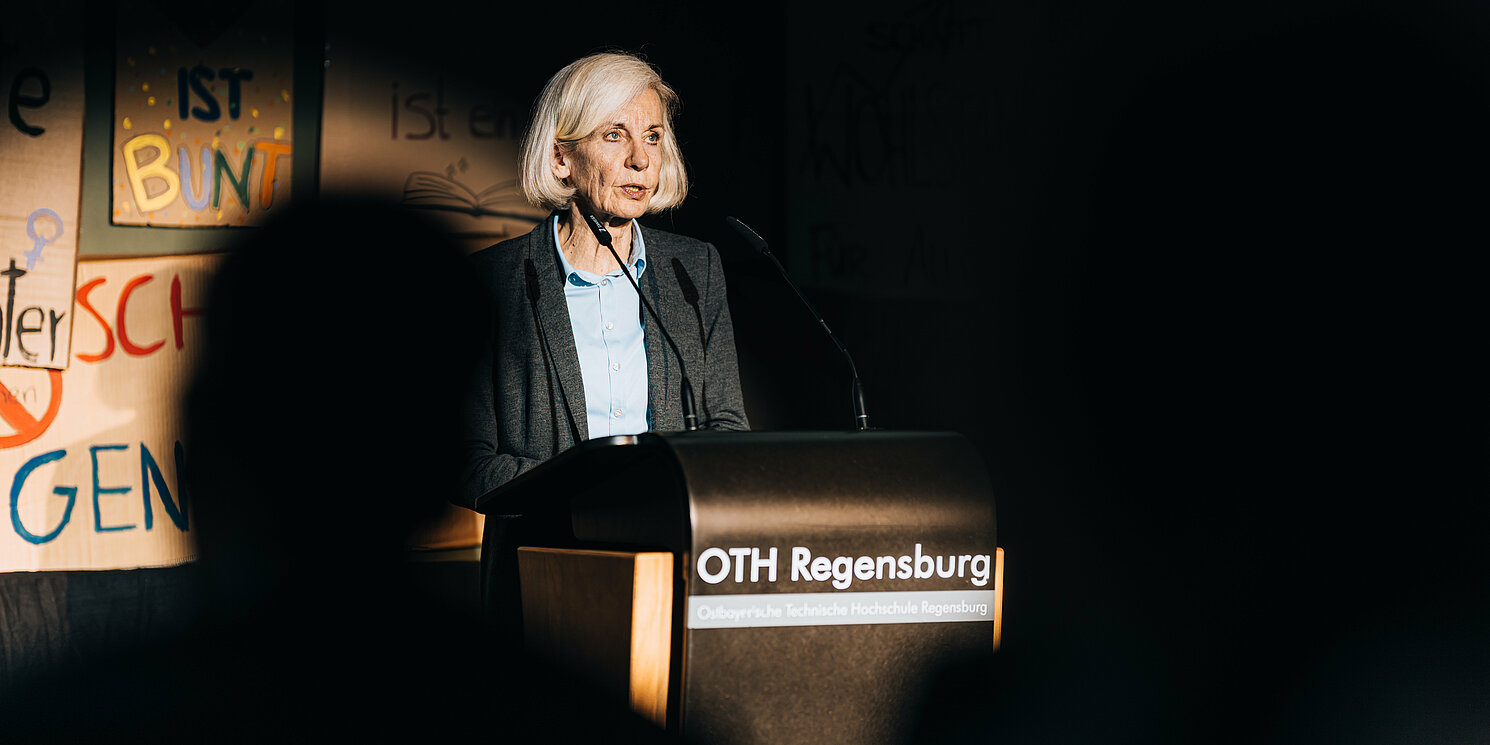 Der Höhepunkt des Vormittags war der Festvortrag von Prof. Dr. Ursula Münch, Direktorin der Akademie für Politische Bildung in Tutzing. Foto: OTH Regensburg/Sebastian Pieknik