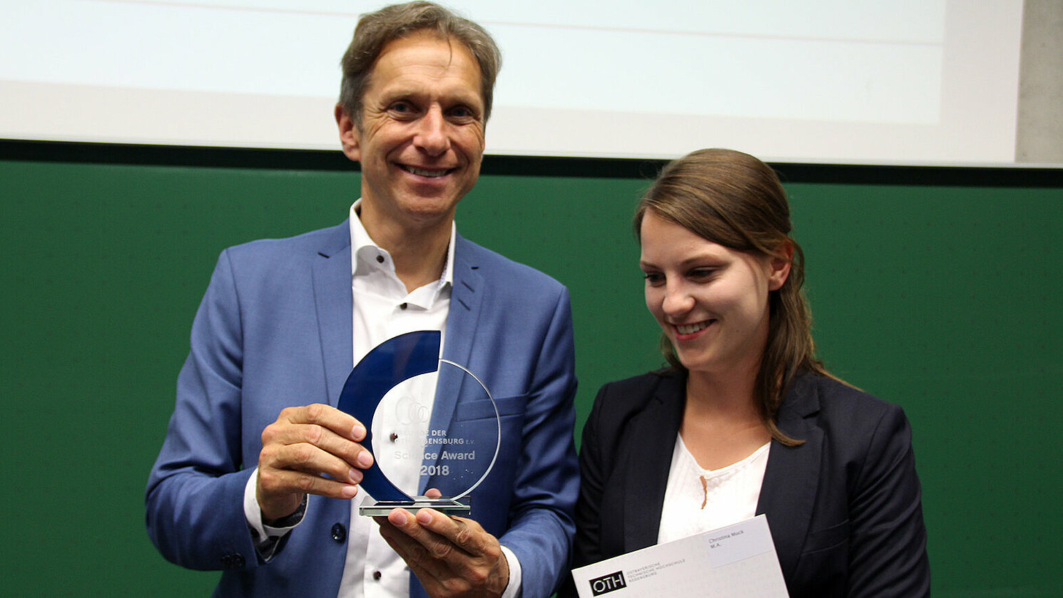Preisverleihung: (von links) Eduard B. Wagner mit Christina Muck.