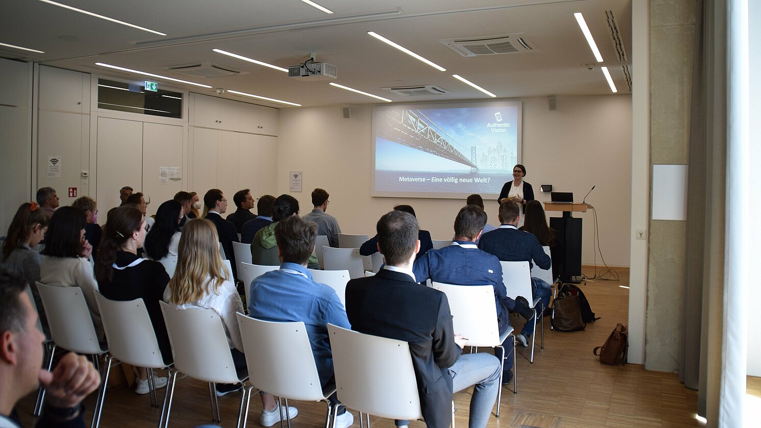 Moderatorin Karina Amann kündigt die Keynote von Thomas Weiß an. Alle Fotos: TH Deggendorf