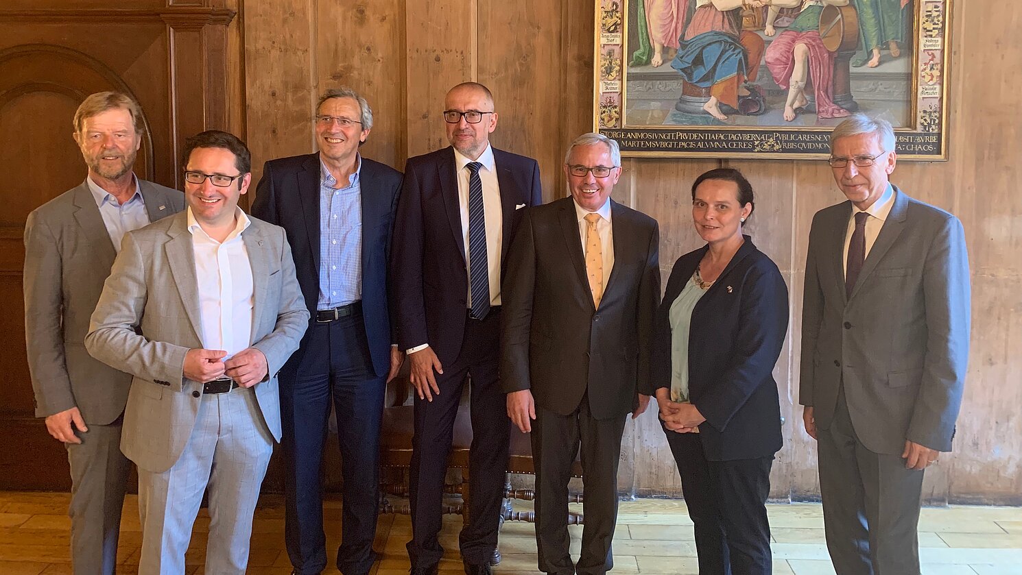 Bürgermeister Jürgen Huber (5. von links) heißt die Teilnehmenden mit einem offiziellen Empfang im Alten Rathaus der Stadt Regensburg willkommen, darunter der Präsident der OTH Regensburg Prof. Dr. Wolfgang Baier (1. von links), Dr. Franz Rieger (3. von links) und Prof. Dr. Udo Hebel (ganz rechts).