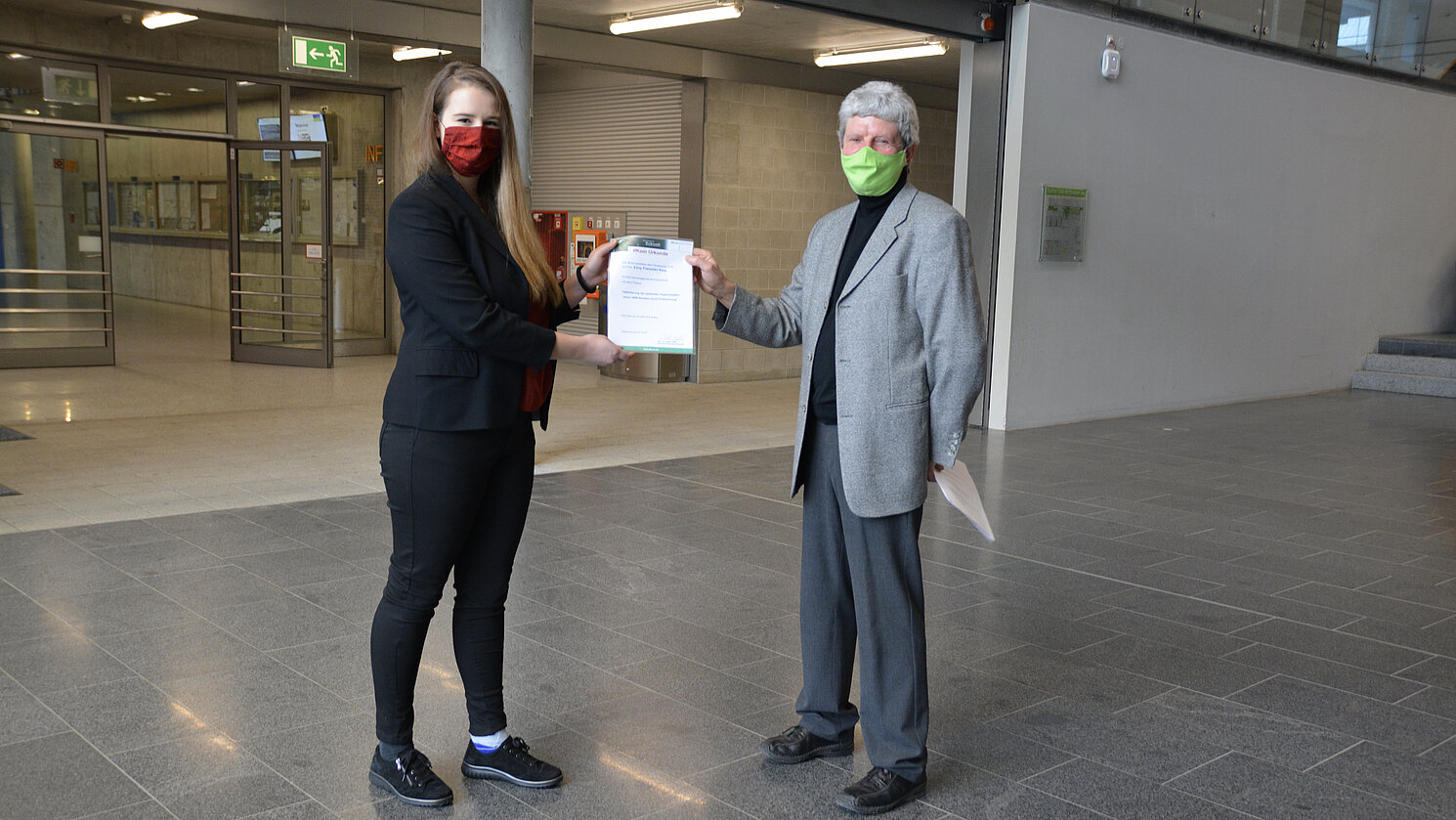 Von links: Die Preisträgerin Franziska Rasp von der OTH Regensburg und der Bezirksvorsitzende Dieter Salge von IfKom Ostbayern.