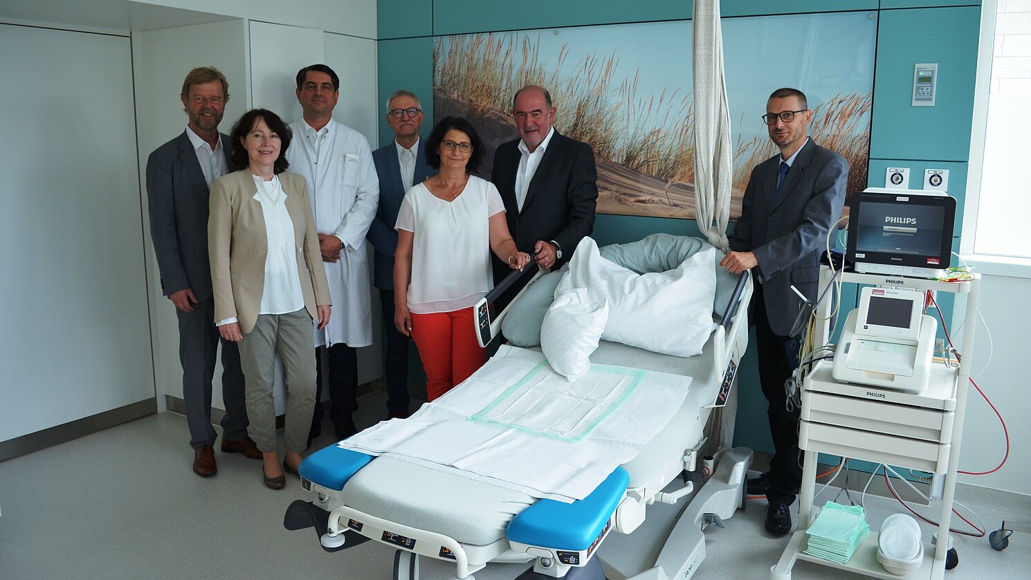Von links: Präsident der OTH Regensburg Prof. Dr. Wolfgang Baier, Vizepräsidentin der OTH Regensburg Prof. Dr. Klaudia Winkler, Ärztlicher Leiter Prof. Dr. Heinz Scholz, Schulleiter Peter Bernsdorf, Hebamme Kerstin Hartmann, Landrat Willibald Gailler und Vorstand Peter Weymayr