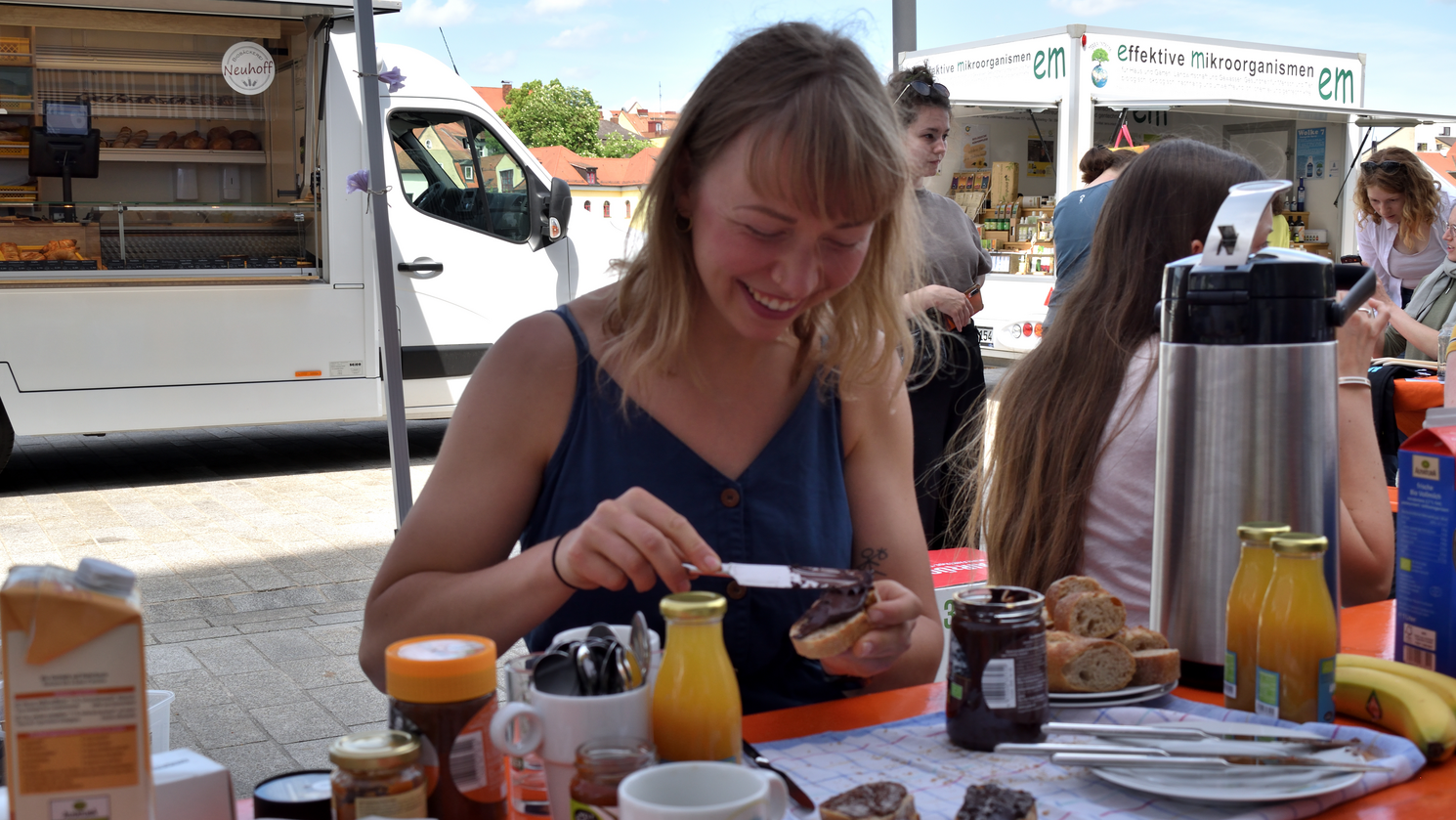 Auch Julia Poppe, Leiterin des GreenOffice an der OTH Regensburg, frühstückte an der fairen Kaffeetafel. Auch Julia Poppe, Leiterin des GreenOffice an der OTH Regensburg, frühstückte an der fairen Kaffeetafel.