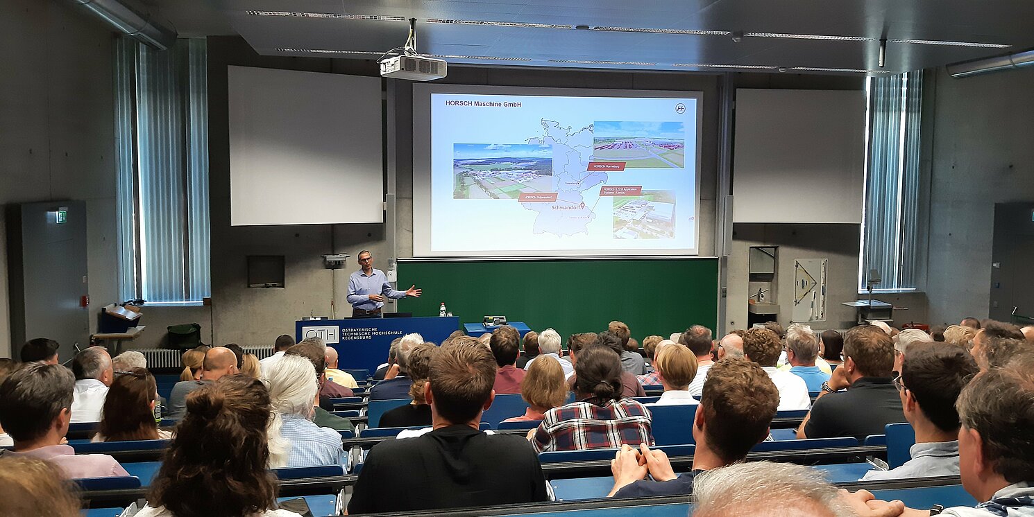Dr. Johann Neidl (Horsch Maschinen GmbH) stellt KI-Anwendungen zur Steigerung der Effizienz interner Prozesse vor. Foto: Katja Meier