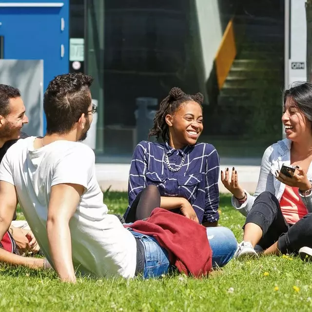 Studierende auf Campuswiese